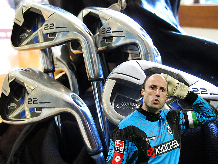 Kasey Keller (FC Millwall) zieht seine Golfschläger aus dem Kofferraum - und schlägt sich seine Vorderzähne aus. (Symbolbild)