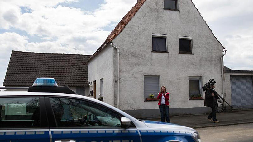 Ein Streifenwagen vor dem Haus in Höxter. Hier wurden mehrere Frauen gequält.