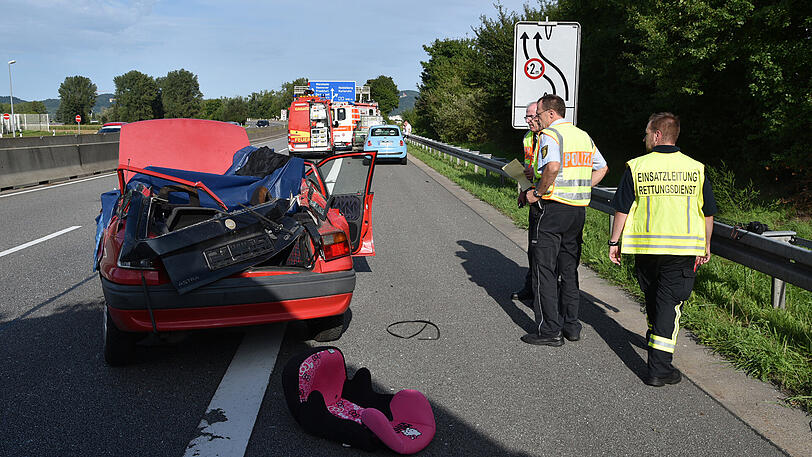 Der Mann wartete auf einen Pannenhelfer, als die Baggerschaufel das Dach seines Autos traf.
