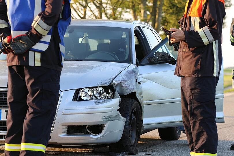Das Motorrad wurde bei dem Unfall auf eine Wiese geschleudert. Zwei Menschen sind schwer verletzt.