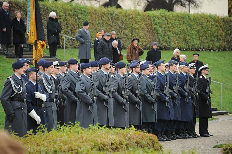 Am Sonntag wurde an der Staatskanzlei den Opfern der beiden Weltkriege und des Nationalsozialismus gedacht.