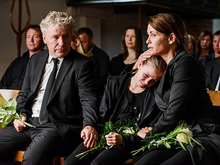 Hauke Broder (Jörg Schüttauf), Charlotte Broder (Lilly Barshy), Silke Broder (Anja Kling) trauern