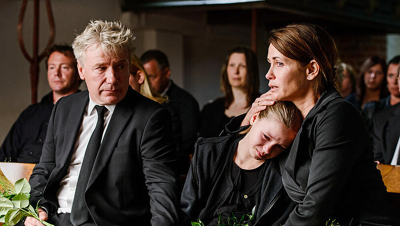 Hauke Broder (Jörg Schüttauf), Charlotte Broder (Lilly Barshy), Silke Broder (Anja Kling) trauern Hauke Broder (Jörg Schüttauf), Charlotte Broder (Lilly Barshy), Silke Broder (Anja Kling) trauern