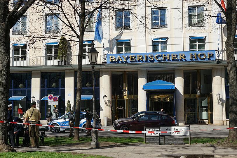 In der Raucherpause beklaut: Vor dem Bayerischen Hof klauten die Männer die Rolex.