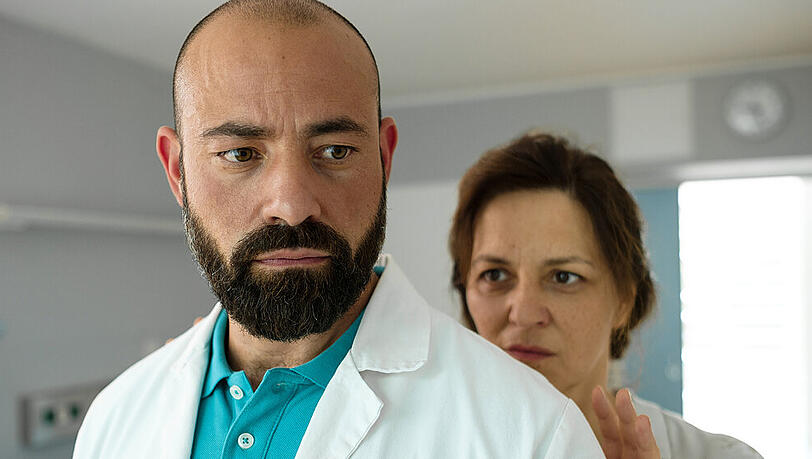 "Herzjagen": Der Herzspezialist Dr. Paul Hoffmann macht Caroline (Martina Gedeck) Hoffnung "Herzjagen": Der Herzspezialist Dr. Paul Hoffmann macht Caroline (Martina Gedeck) Hoffnung