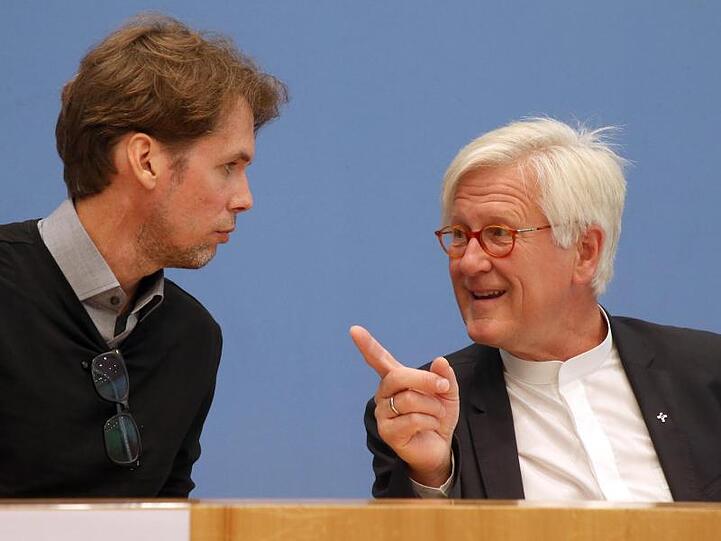 Christoph Hey (l), Projektleiter von Ärzte Ohne Grenzen in Libyen, und der EKD-Ratsvorsitzende Heinrich Bedford-Strohm.