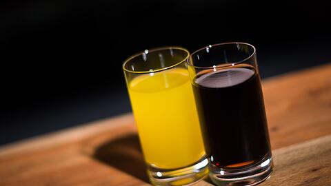 Verbraucherschützer und Gesundheitsexperten wollen weniger Zucker in Erfrischungsgetränken wie Cola oder Limonaden.