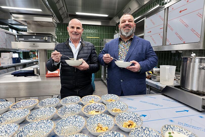 Kian Moussari (v.l.) und Karl Rieder in der Küche – die auch noch ein bisserl Baustelle ist.