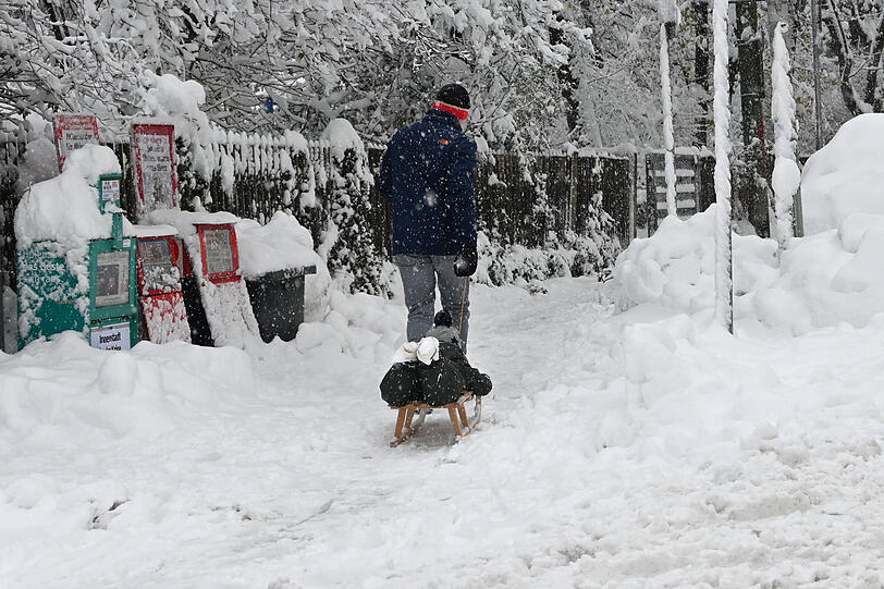 Für Kinder bringt der Wintereinbruch Spaß mit sich.