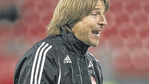 Derby-Hauptdarsteller an der Seitenlinie: Club-Trainer Michael Oenning (links) hat seine Defensivabteilung vor der Fürther Torfabrik gewarnt, Kleeblatt-Kollege Benno Möhlmann glaubt: &bdquo;Die Nürnberger werden gegen uns ihr bestes Saisonspiel machen.&ldquo; Fotos: Wolfgang Zink