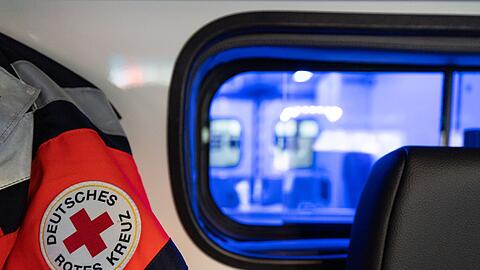 Der Rettungsdienst brachte den 20-Jährigen in ein Krankenhaus. (Symbolbild)