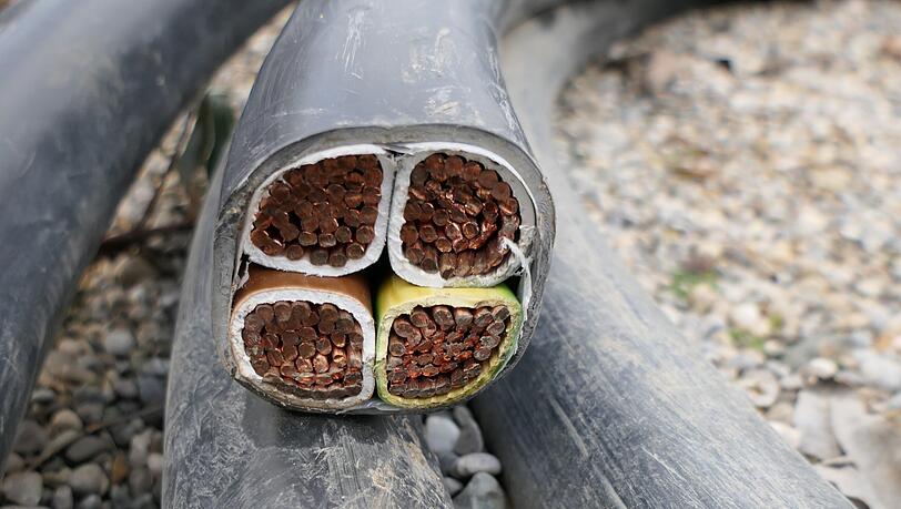 Der oder die T&auml;ter entwendeten auch Buntmetallkabel der Deutschen Bahn im Wert von rund 28.000 Euro.