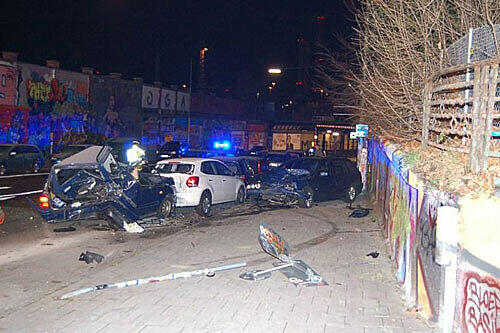 Fünf Autos schob der Betrunkene in der Tumblinger Straße mit seinem Pkw ineinander