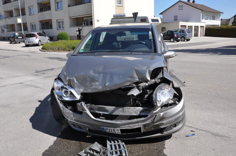 Ein Mercedesfahrer missachtet die Vorfahrt und knallt in einen VW.