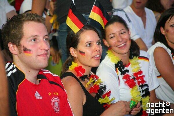 Public Viewing im Olympiastadion: So fieberten die Fans mit der deutschen Mannschaft.