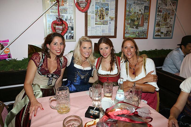 Lola Paltinger, Alessandra Geissel Katrin Heß und Carin C. Tietze in Käfer's Wiesn Schänke