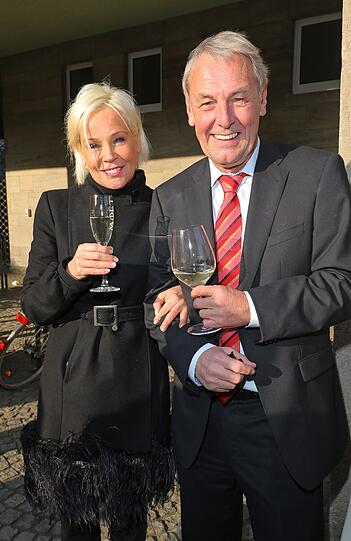 Rote Rosenblüten und weiße Tauben: Die Bilder von der Wontorra-Hochzeit in Köln.