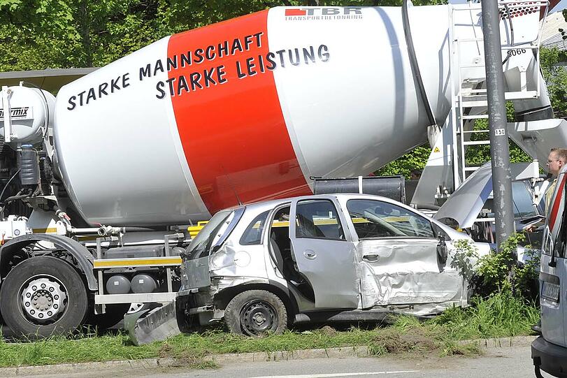In der Ungererstraße ist ein Auto mit einem Betonmischer zusammengestoßen