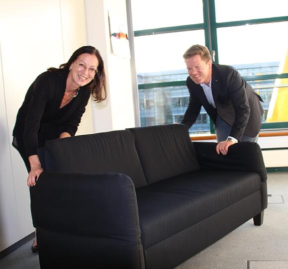 Die Münchner Bundestagsabgeordnete Claudia Tausend (SPD) räumt ihr Büro in Berlin ein. Dabei hilft ihr der Kollege Florian Post, der für den Münchner Norden neu im Bundestag ist.