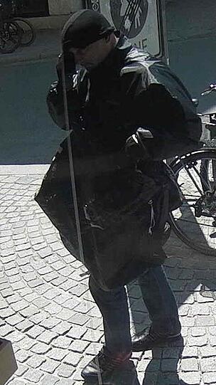 Er versucht sein Gesicht zu verdecken - zu 100 Prozent gelingt ihm dies jedoch nicht!