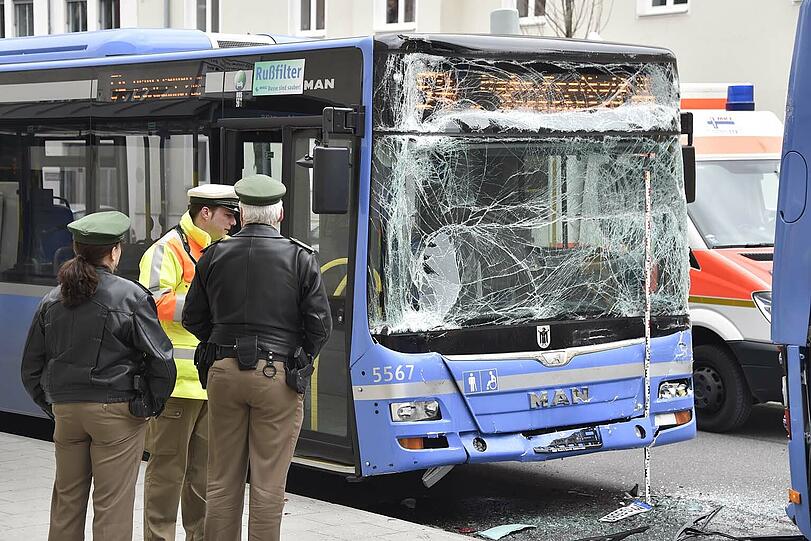 Auf der Plinganser Straße kollidieren zwei Linienbusse. Eine Stunde war sie komplett gesperrt.