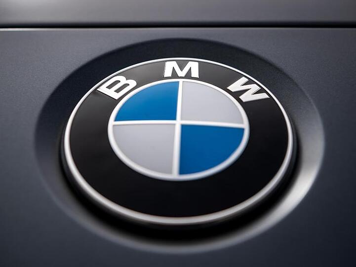 Das Logo des Münchner Autobauers BMW ist auf einem Auto zu sehen. Foto: Sina Schuldt/dpa/Archivbild