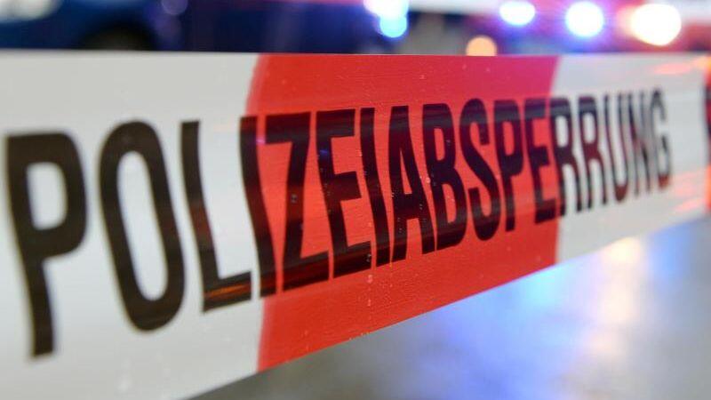 Ein Absperrband der Polizei. Foto: Patrick Seeger/Archivbild