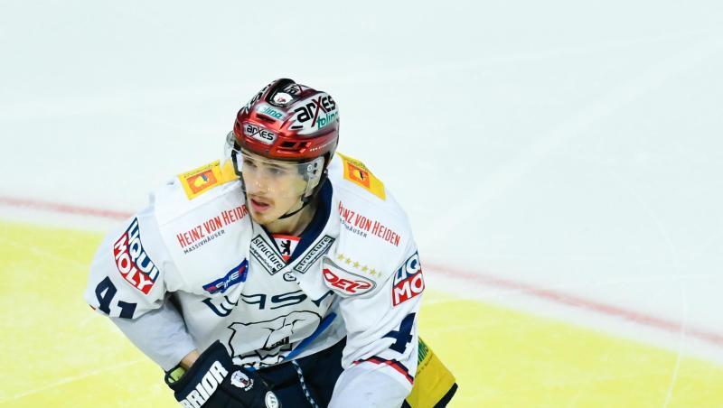 Berlins Louis-Marc Aubry spielt den Puck.