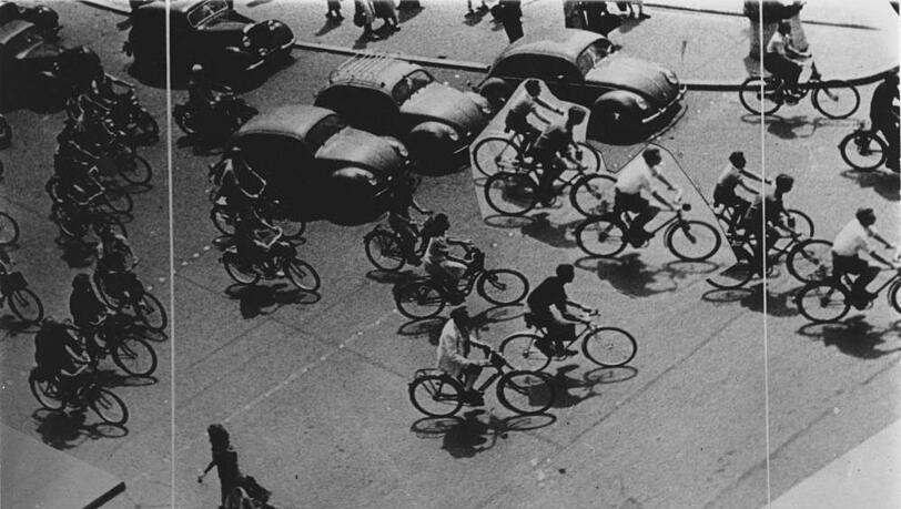 1950 war das Rad in München ein beliebtes Verkehrsmittel, wie dieses bearbeitete Foto zeigt. Heute nutzen es wieder viele.