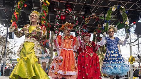 Die Marktweiber 2024 auf dem Viktualienmarkt. Fünf aus zwölfköpfigen Gruppe verabschieden sich nach diesem Jahr. Sie können zwar heuer nicht auf dem Markt das Tanzbein schwingen, bekommen aber eine Alternative für ihren Ausstand.