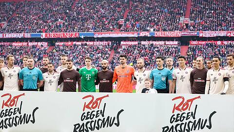 Gemeinsam gegen Rassismus: Die Profis von Bayern und St. Pauli am Samstag vor Beginn der Partie.
