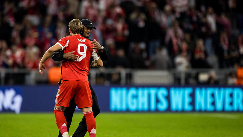 Sag mal, wie gut bist Du eigentlich drauf? Claudio Pizarro (r.) auf der Tribüne im Gespräch mit Harry Kane (.l).