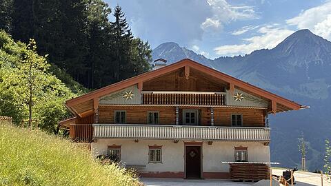 Traditionell und ger&uuml;stet f&uuml;r die Zukunft: So steht der Berggasthof Streichen nach der denkmalgerechten Sanierung da. Die Aufnahme stammt vom 21.  Juni.