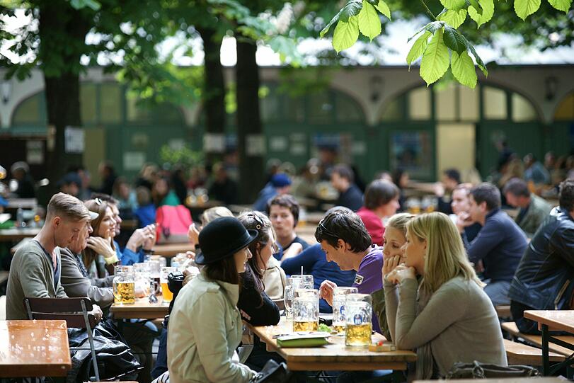 Der Hofbräukeller in Haidhausen wird brodeln: Gewinnen Sie einen Tisch mit acht Plätzen sowie eine Maß pro Person und ein großes Brotzeitbrettl für alle.
