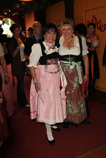 Gastgeberin Regine Sixt mit der Schauspielerin Marie Luise Marjan