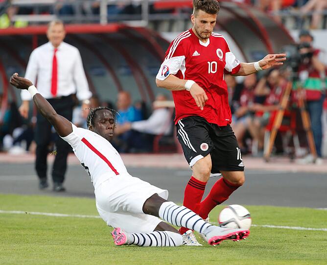 Das albanische Team um Löwe Valdet Rama konnte am Samstag einen Sieg gegen Frankreich feiern. Die Albaner setzten sich mit 1:0 gegen den EM-Gastgeber durch. Der eingewechselte Sechzger Valdet Rama hatte nach gut einer Stunde sogar noch das 2:0 auf dem Fuß, scheiterte aber am Torhüter.