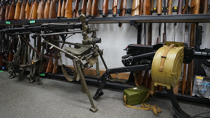 Ein schweres Maschinengewehr und ein Granatwerfer (re.).