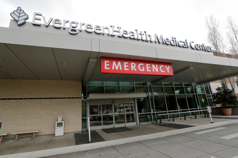 USA, Kirkland: Das EvergreenHealth Medical Center ist zu sehen, wo eine Person an COVID-19 starb. Am Samstag war das erste Todesopfer in den USA durch das neuartige Coronavirus gemeldet worden.