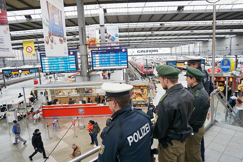 Gemeinsam auf Streife: Bundespolizisten (in blauer Uniform) und Beamte des Münchner Präsidiums im Hauptbahnhof.