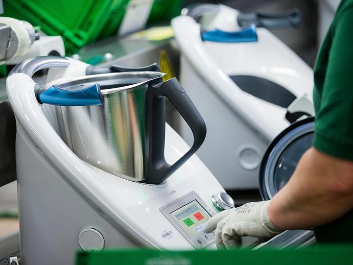 Blick in die Produktion des Thermomix von Vorwerk im Werk in Wuppertal.