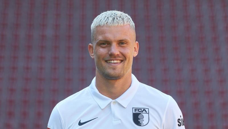 Philipp Max, Fußballspieler, bei dem Mannschaftsfototermin des FC Augsburg.