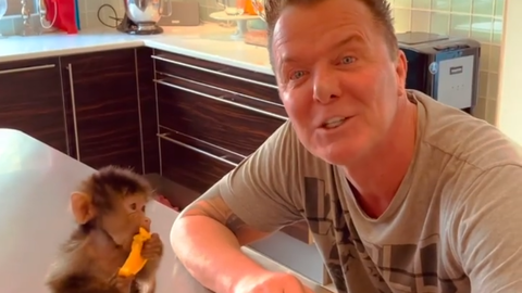 Prinz Marcus von Anhalt mit Affe Oliver in seiner Küche.
