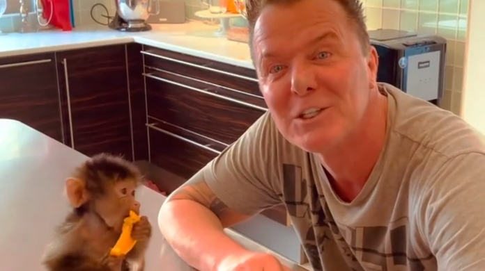Prinz Marcus von Anhalt mit Affe Oliver in seiner Küche.