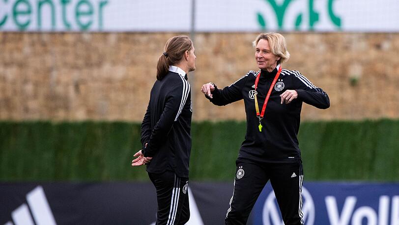 Bundestrainerin Martina Voss-Tecklenburg (r) und Co-Trainerin Britta Carlson auf dem Platz.