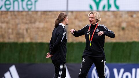 Bundestrainerin Martina Voss-Tecklenburg (r) und Co-Trainerin Britta Carlson auf dem Platz.