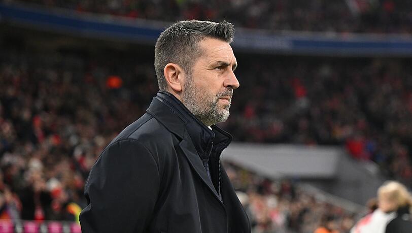 Trainer Nenad Bjelica von Berlin zu Spielbeginn.