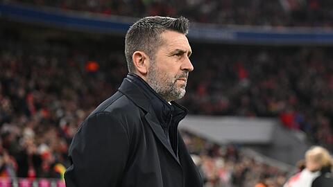 Trainer Nenad Bjelica von Berlin zu Spielbeginn.
