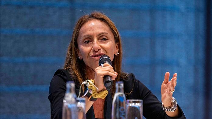 Alice Mascia, Geschäftsführerin von Streamingdienst DAZN in der DACH-Region, spricht während einer Podiumsrunde beim SpoBis-Kongress.
