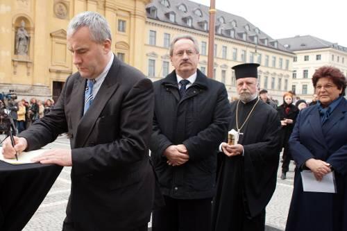 Kultusminister Ludwig Spaenle trägt sich in das Kondulenzbuch ein.