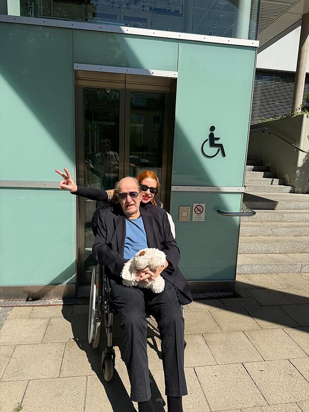 Die Freude ist groß: Ralph Siegel kann in einem Rollstuhl die Klinik Neuwittelsbach verlassen Die Freude ist groß: Ralph Siegel kann in einem Rollstuhl die Klinik Neuwittelsbach verlassen